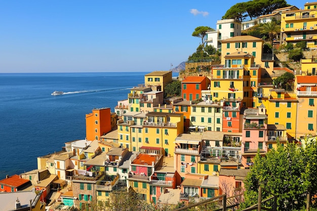 Foto mooi dorp in vernazza aan de kust van cinque terre aan de ligurische zee, italië