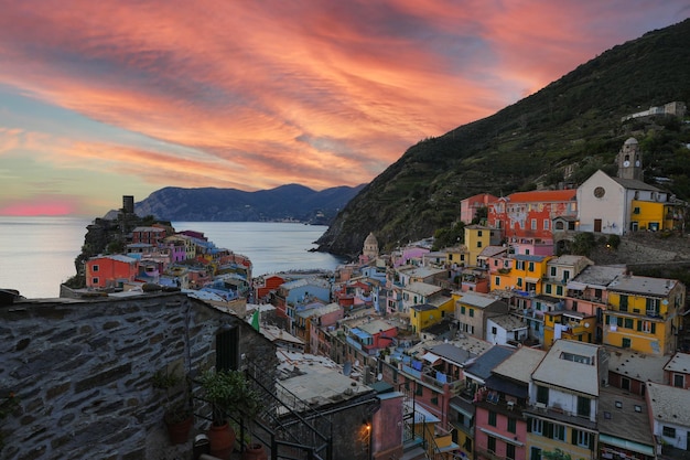 Foto mooi dorp in vernazza aan de kust van cinque terre aan de ligurische zee, italië