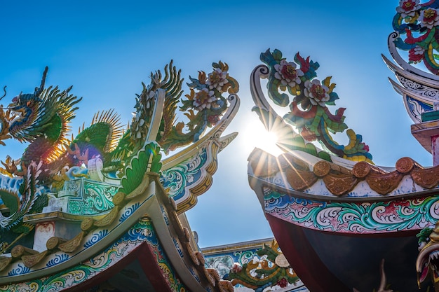 Mooi Elegant dubbel gouden draakstandbeeld op het dak van een tempel voor Chinees Nieuwjaarfestival bij Chinees heiligdom met blauwe hemel