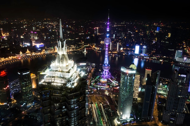 Mooi en kantoor wolkenkrabbers, nacht uitzicht stad gebouw van Pudong, Shanghai, China.