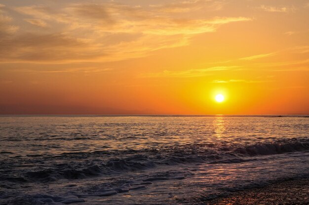 Mooi en kleurrijk zonsondergang warm licht en veel wolken zeegolven aan de zeekust