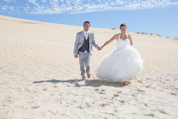 Mooi en lief bruidspaar op het strand