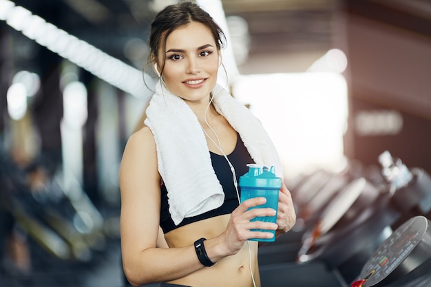 Mooi fit meisje poseren in de sportschool