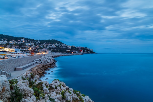 mooi frankrijk vakantie vakanties mooie cote dazur zomeravond blauw uur zee kust lange blootstelling bergen op de achtergrond