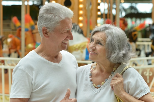 Mooi gelukkig bejaarde echtpaar in winkelcentrum