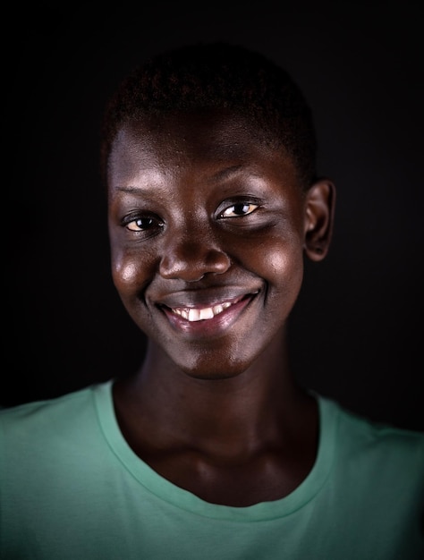 Mooi gezicht. Glimlachend zwart vrouwenportret. Mooi openhartig echt gezicht Afro-Amerikaans meisje Foto van hoge kwaliteit