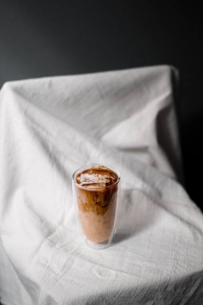 Mooi glas koffie met melk op tafel