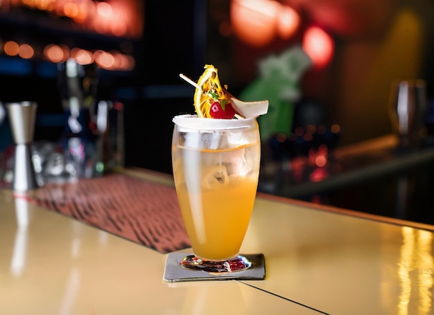 Mooi glas met cocktail versierd met bloeiende takjes staat op de bar