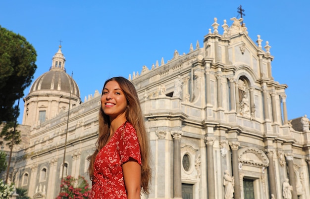 Mooi glimlachend meisje dat de Kathedraal van Catania in Italië bezoekt