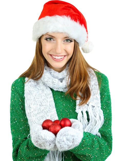 Mooi glimlachend meisje met Kerstmisspeelgoed dat op wit wordt geïsoleerd