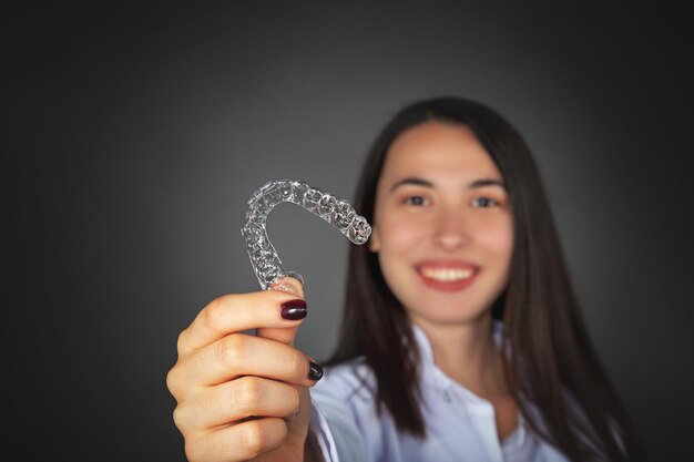 Foto mooi glimlachend turks meisje dat invisaligner op haar hand houdt