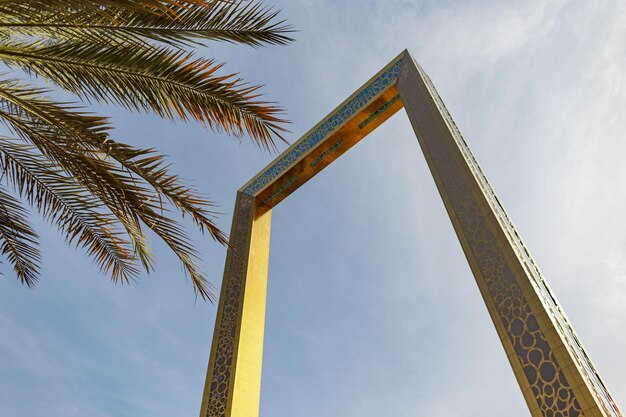Mooi gouden bouwframe in Dubai UAE met palmboom