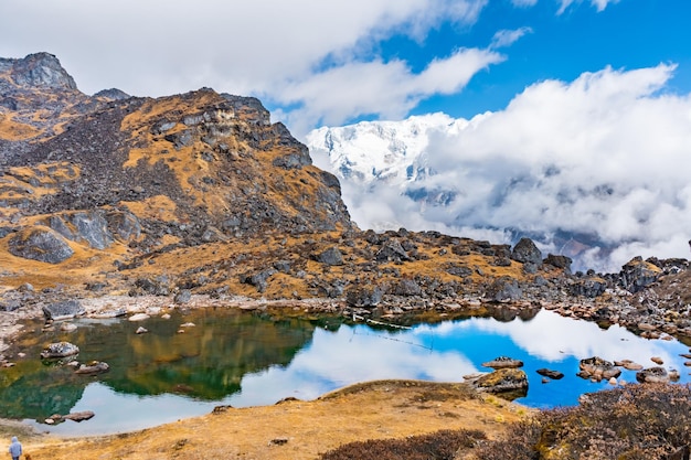 Foto mooi groen blauw himalaya-gletsjermeer in sele la pass van het kanchenjunga national park in nepal