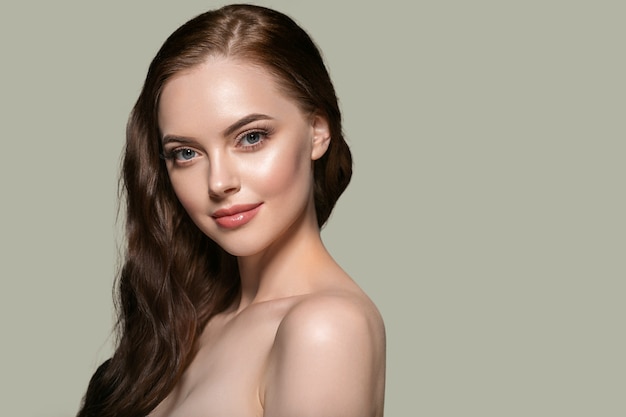 Mooi haar huid vrouw schoonheid vrouwelijke portret natuurlijke make-up lang haar. Kleur achtergrond groen