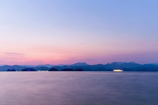 Mooi hangzhou duizend eilandmeer in zonsondergang China