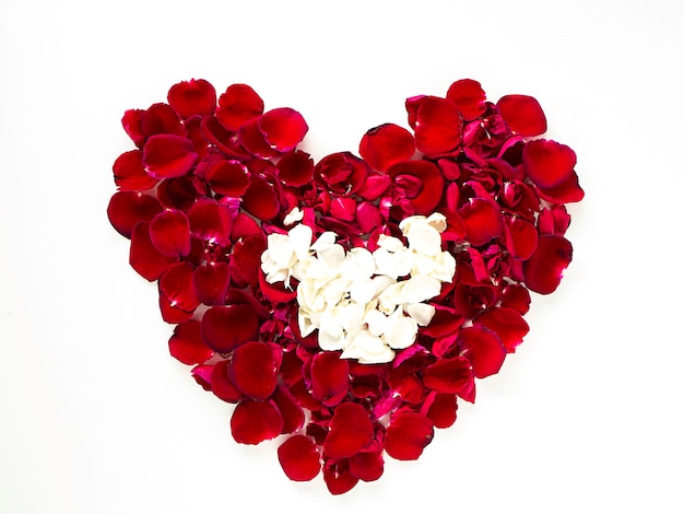 Mooi hart van rode roze bloemblaadjes op wit