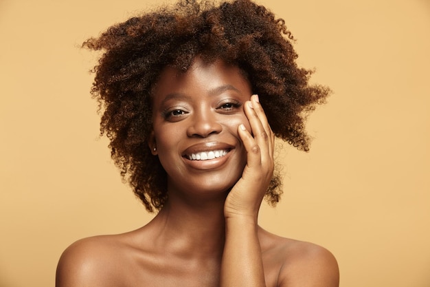 Mooi headshot portret van hilarische Afro-Amerikaanse etniciteit vrouw met charmante brede glimlach