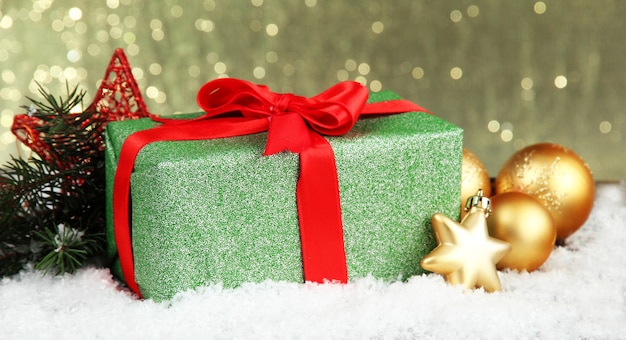 Mooi helder cadeau en kerstdecor, op glanzende achtergrond