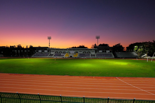 Mooi hemellicht in sportstadion.