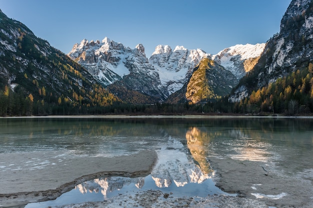 Mooi herfstlandschap met meer en bergen, pure reflectie in kalm water