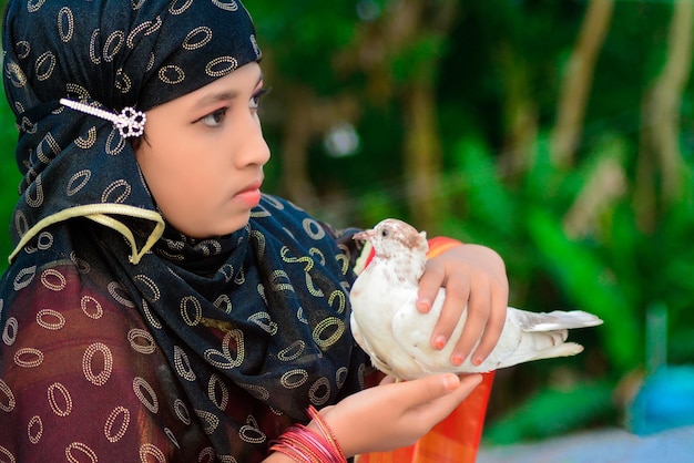 Mooi hijabi-meisje dat een duif vasthoudt