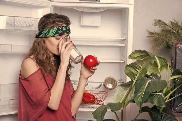 Mooi hippiemeisje in bandana drankje uit glas