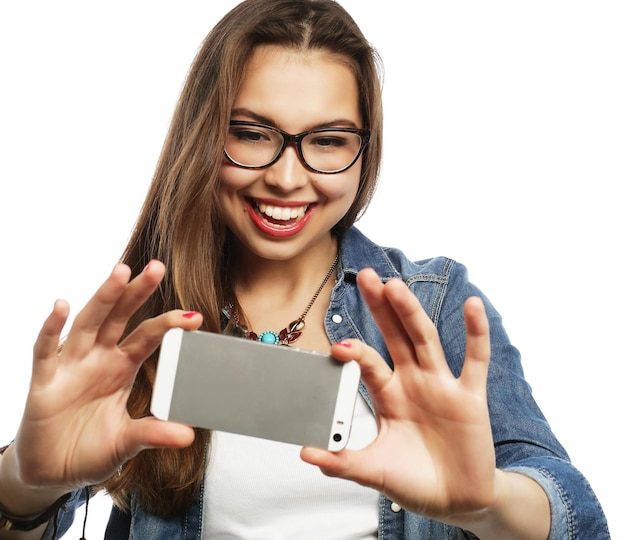 Mooi hipstermeisje dat selfie jong en gelukkig neemt