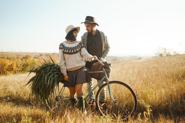 Mooi hipsterpaar met fiets Paar die mooie hoeden en sweaters dragen Lifestyle