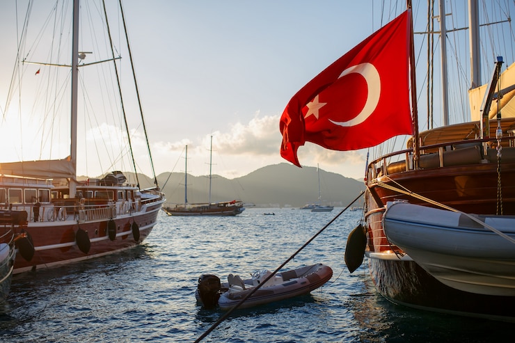 Foto mooi houten jacht met de grote vlag van turkije op de pier