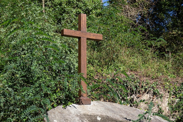 Mooi houten kruis op buitenshuis. Galicië, Spanje. Christendom of religie concept