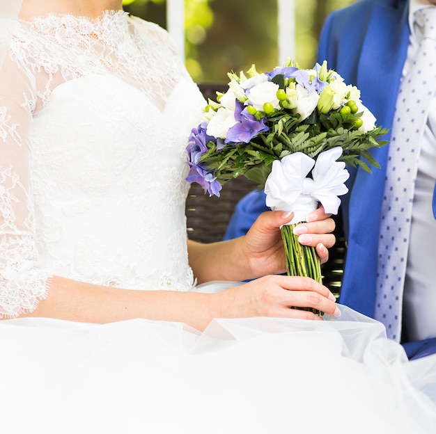 Mooi huwelijksboeket in handen van het bruidclose-up