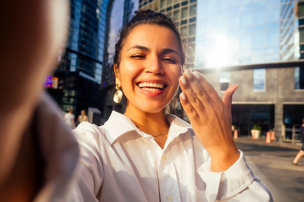 mooi india meisje selfie maken op de achtergrond van het zakencentrum Moskou sity