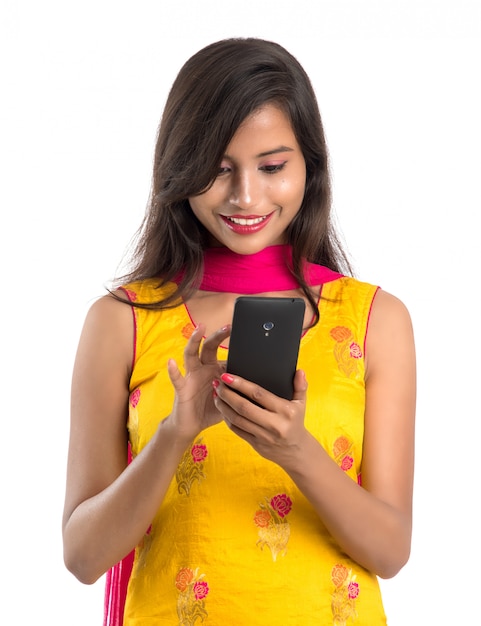 Mooi Indiase meisje in een traditionele klederdracht met een telefoon