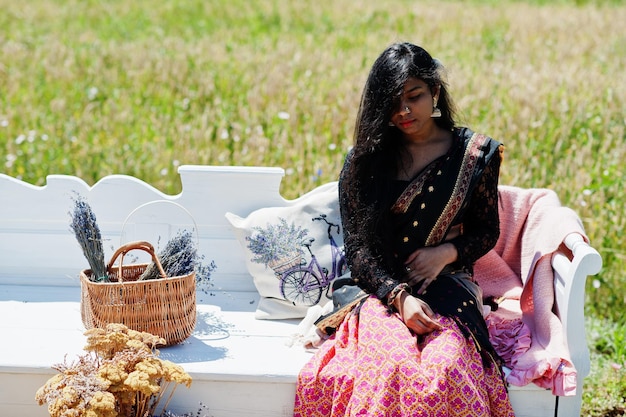 Mooi indisch meisje draagt saree india traditionele kleding.