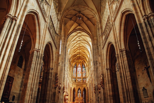 Mooi interieur van de Sint-Vituskathedraal in de Sint-Vituskathedraal van Praag, Tsjechië