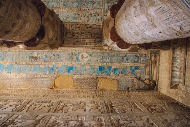 Mooi interieur van de tempel van Dendera of de tempel van Hathor. Egypte, Dendera, Oude Egyptische tempel in de buurt van de stad Ken.