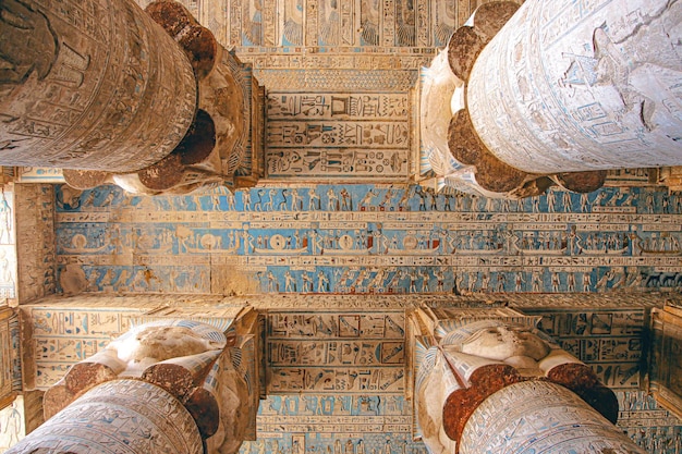 Mooi interieur van de tempel van Dendera of de tempel van Hathor. Egypte, Dendera, Oude Egyptische tempel in de buurt van de stad Ken.