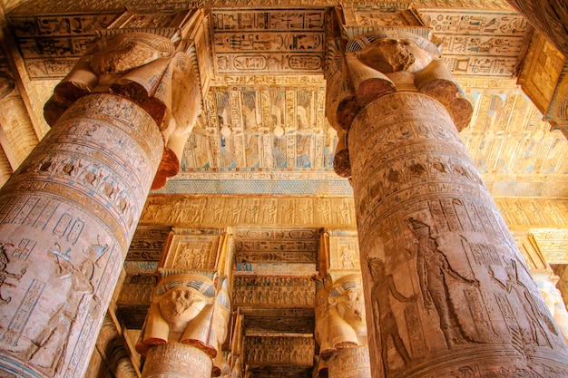 Mooi interieur van de tempel van Dendera of de tempel van Hathor. Kleurrijke dierenriem op het plafond van de oude Egyptische tempel. Egypte, Dendera, nabij de stad Ken.