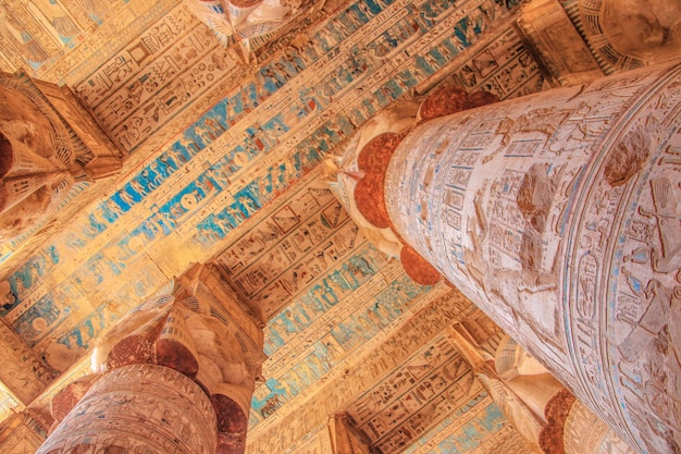 Mooi interieur van de tempel van Dendera of de tempel van Hathor. Kleurrijke dierenriem op het plafond van de oude Egyptische tempel. Egypte, Dendera, nabij de stad Ken.