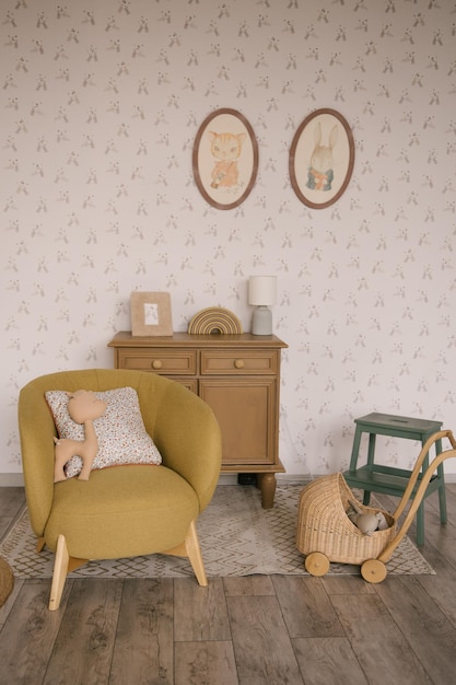 Mooi interieur van een kinderkamer met een fauteuil en ladekast