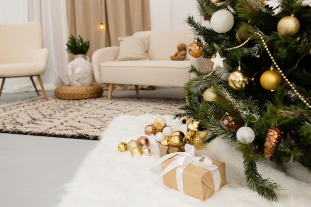 Mooi interieur van woonkamer met versierde kerstboom