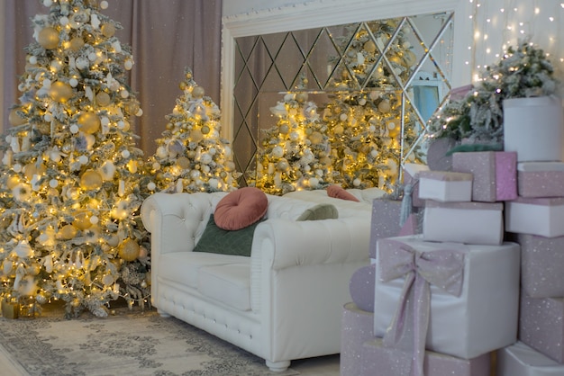 Mooi interieur voor Kerstmis met kerstbomen en decoraties