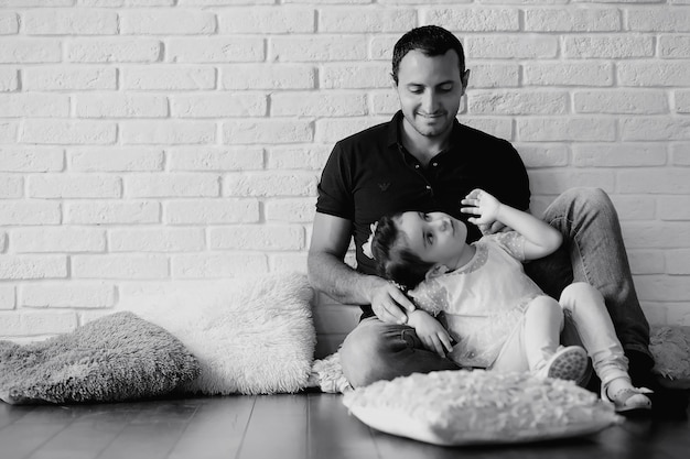 Mooi jong gezin met dochters bij een fotoshoot in een witte studio