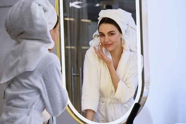 Mooi jong meisje dat make-up doet voor een spiegel Bruidsochtendconcept Schoonheidssalon