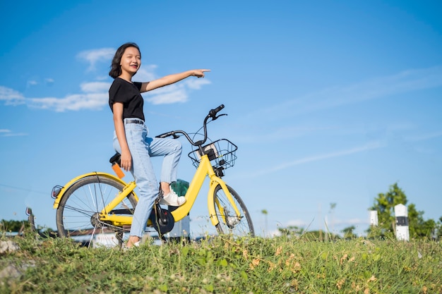 Mooi jong meisje fietsen buitenshuis