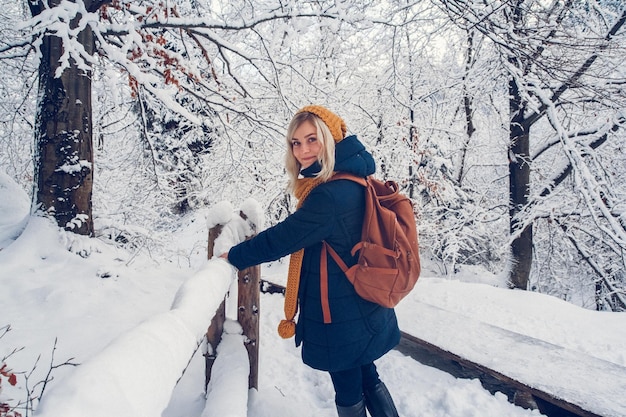 Mooi jong meisje in een winterbos Winterportret van meisje gekleed in pet en sjaal