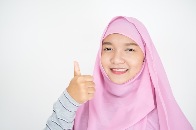 Mooi jong meisje in roze hijab op witte achtergrond