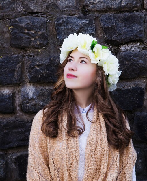 Mooi jong meisje met een bloemen haarband