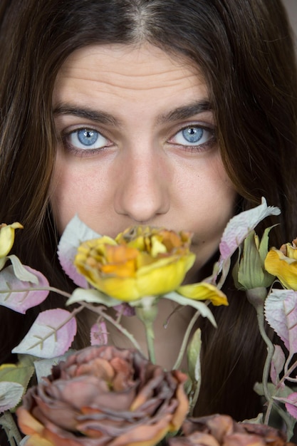 Mooi jong meisje met een boeket gedroogde bloemen vast