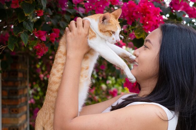 Mooi jong meisje met een kat buiten